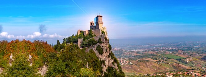 Trip Croatia Urlaubsdestination - San Marino – Hol ihn dir – den heißbegehrten Einreise-Stempel von San Marino. Nimm deinen Reisepass, besuche die örtliche Tourismusbehörde, hier wird die kleine Trophäe in dein Reisedokument gestempelt, es sieht gut aus und ist eine supertolle Urlaubserinnerung. Dieses neue Trendy-Reiselust-Souvenir passt ausgezeichnet zu den anderen außergewöhnlichen Stempeln deiner vergangenen Reisen. San Marino ist ein sehr interessanter Zwergstaat, eine Enklave, vollständig von Italien umgeben, eine der ältesten bestehenden Republiken und eines der reichsten Länder der Welt. Die beliebtesten Orte für Ferien in San Marino, locken mit besten Angebote für Hotels und Ferienunterkünfte mit Werbeaktionen, Rabatten, Sonderangebote für San Marino Urlaub buchen.